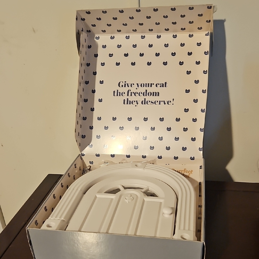 Purrfect Portal Box - Light Gray with Pale Pink Accents - Picture 3 of 3
